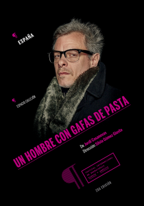 un hombre con gafas de pasta